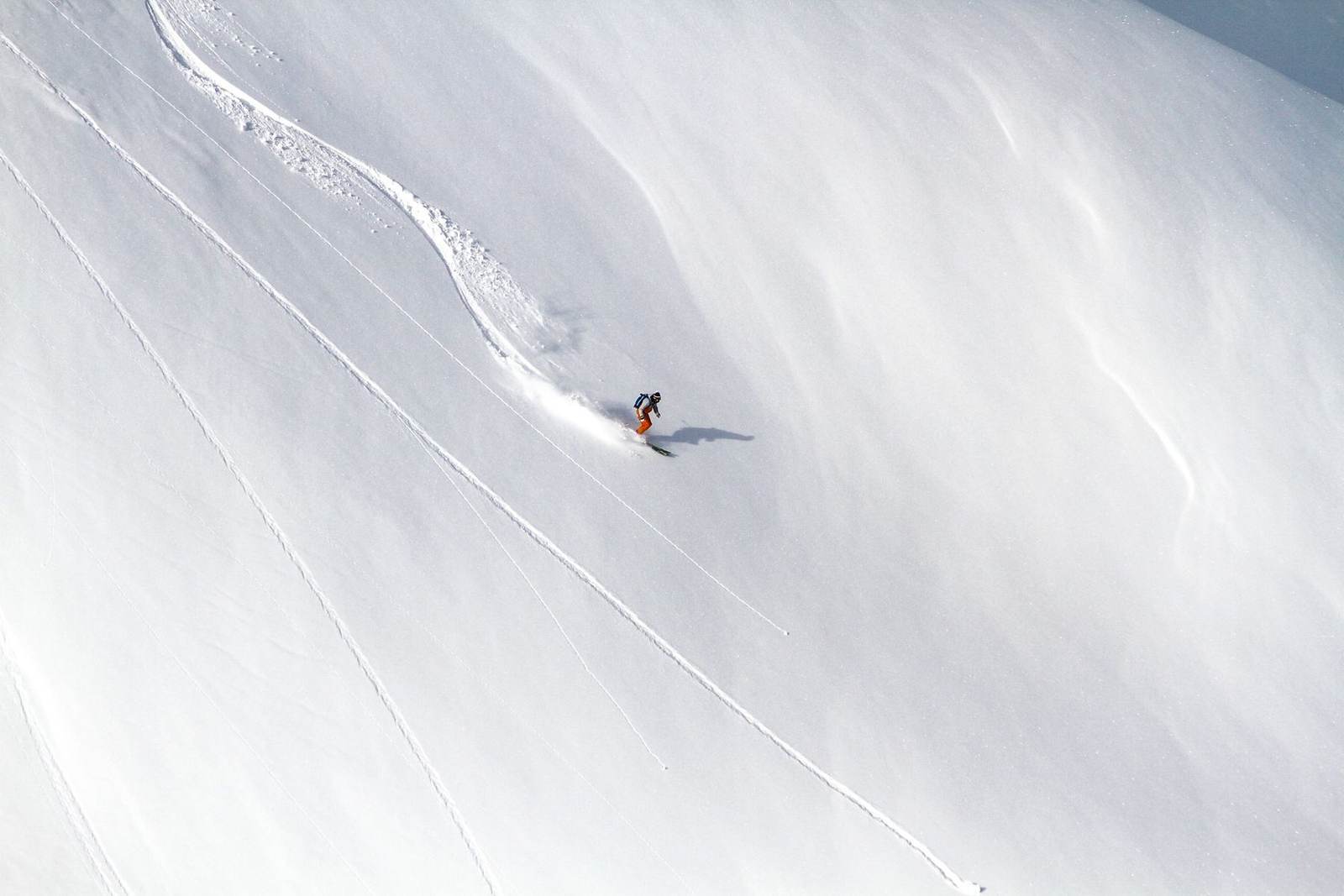 Ein Skifahrer zieht eine einsame Spur in den Pulverschnee