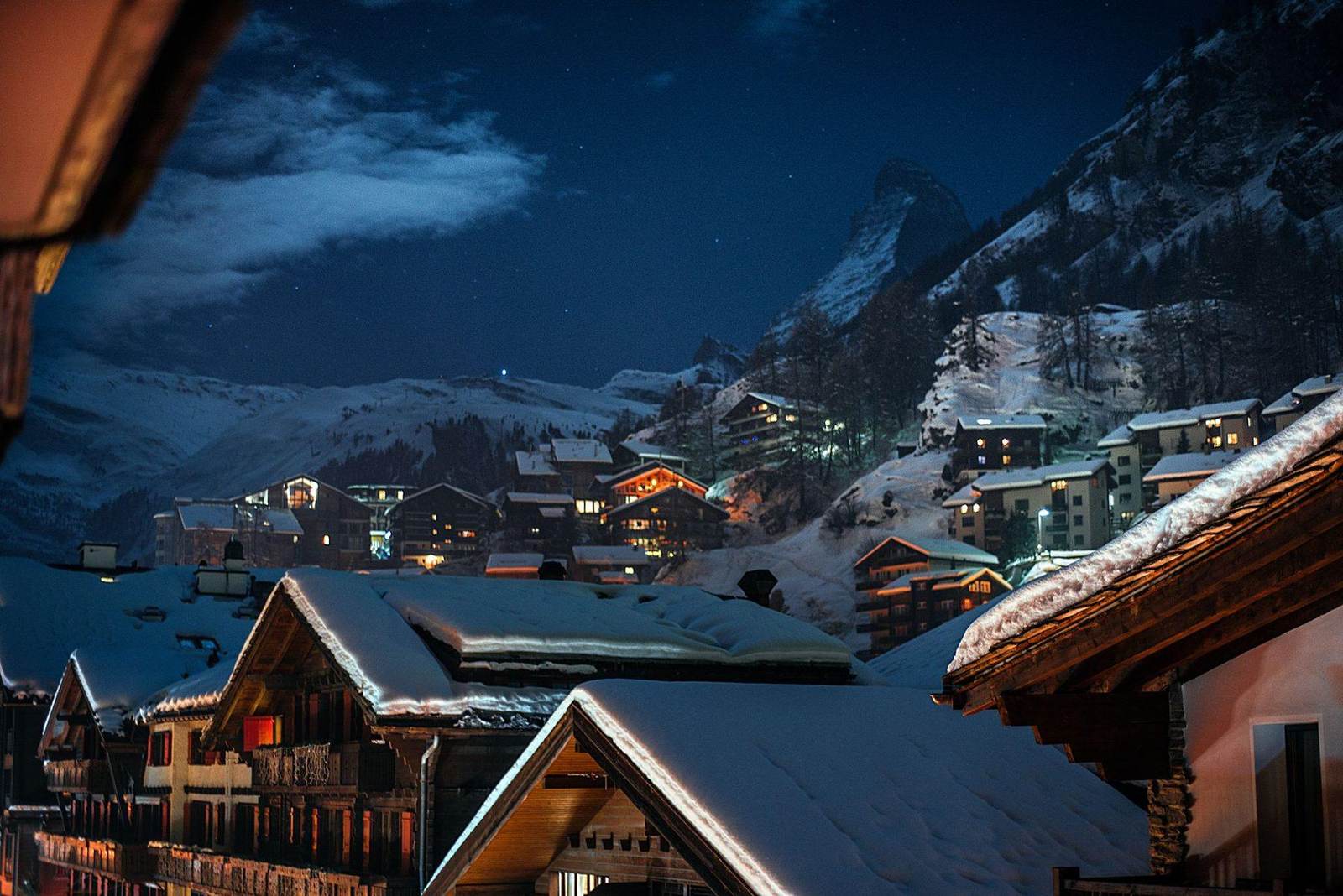 Verschneite Chalets in der Abenddämmerung