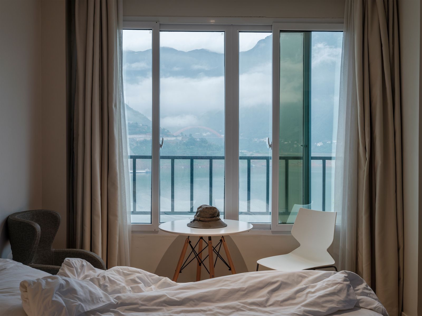 Hotelzimmer mit Blick auf die verschneiten Berge