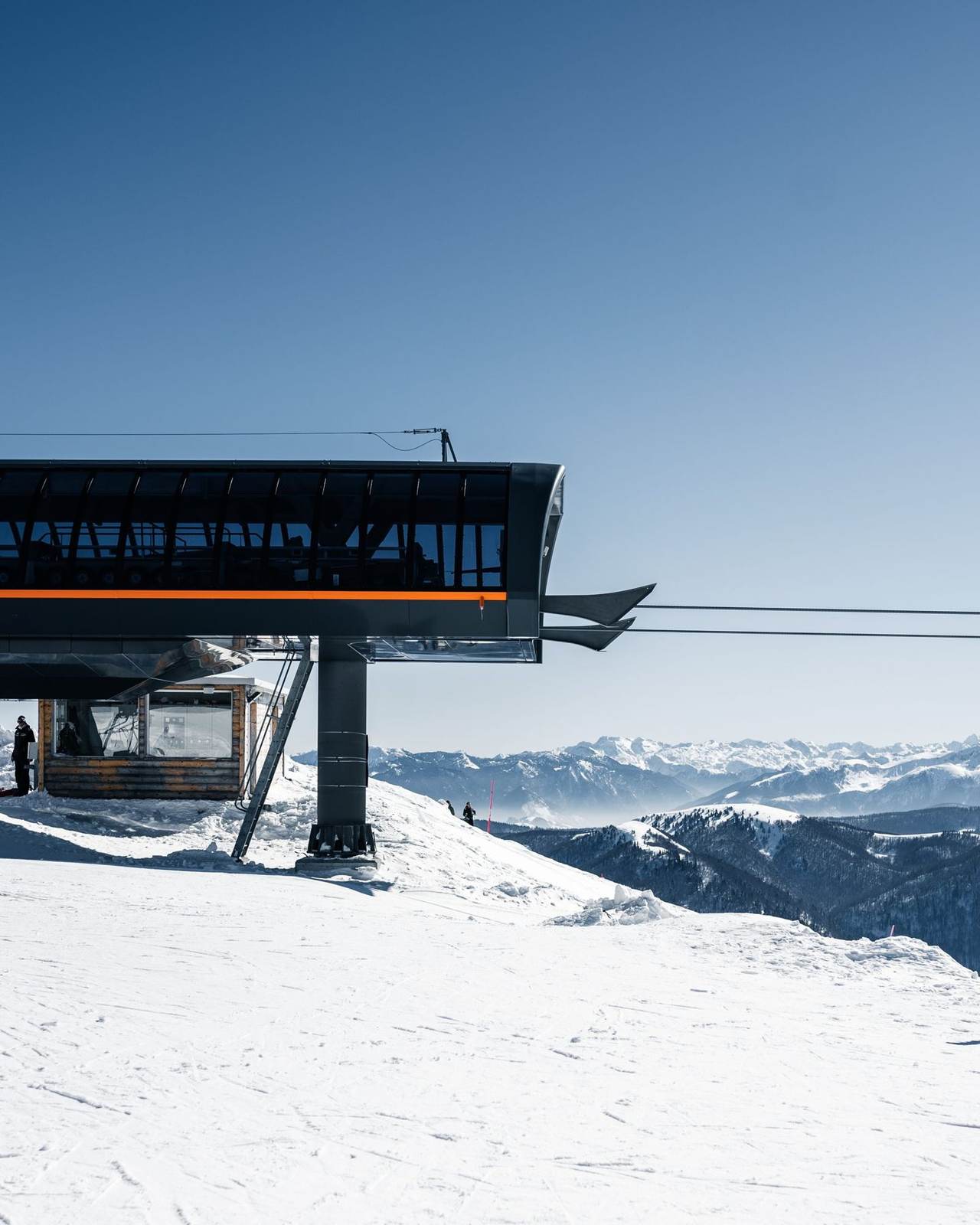Moderne Bergstation im Schnee