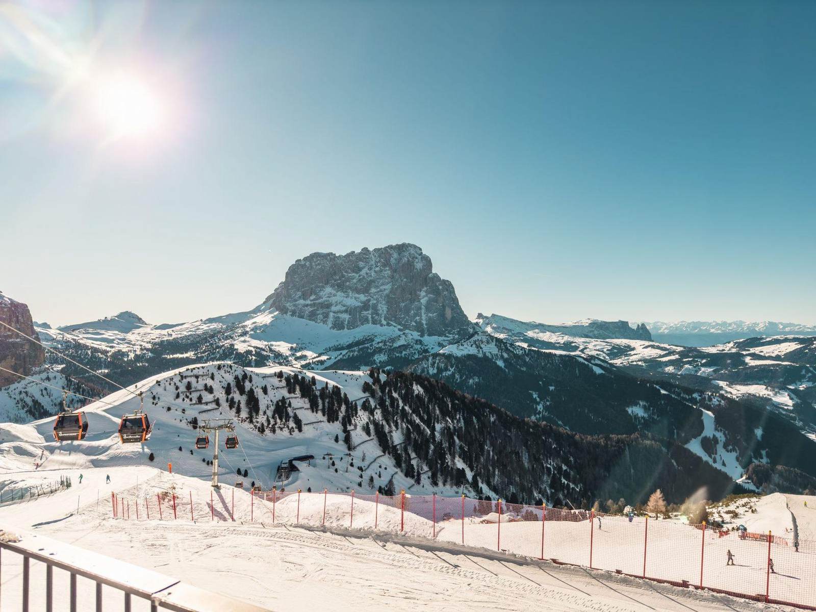 Sonnige Piste mit Bergpanorama