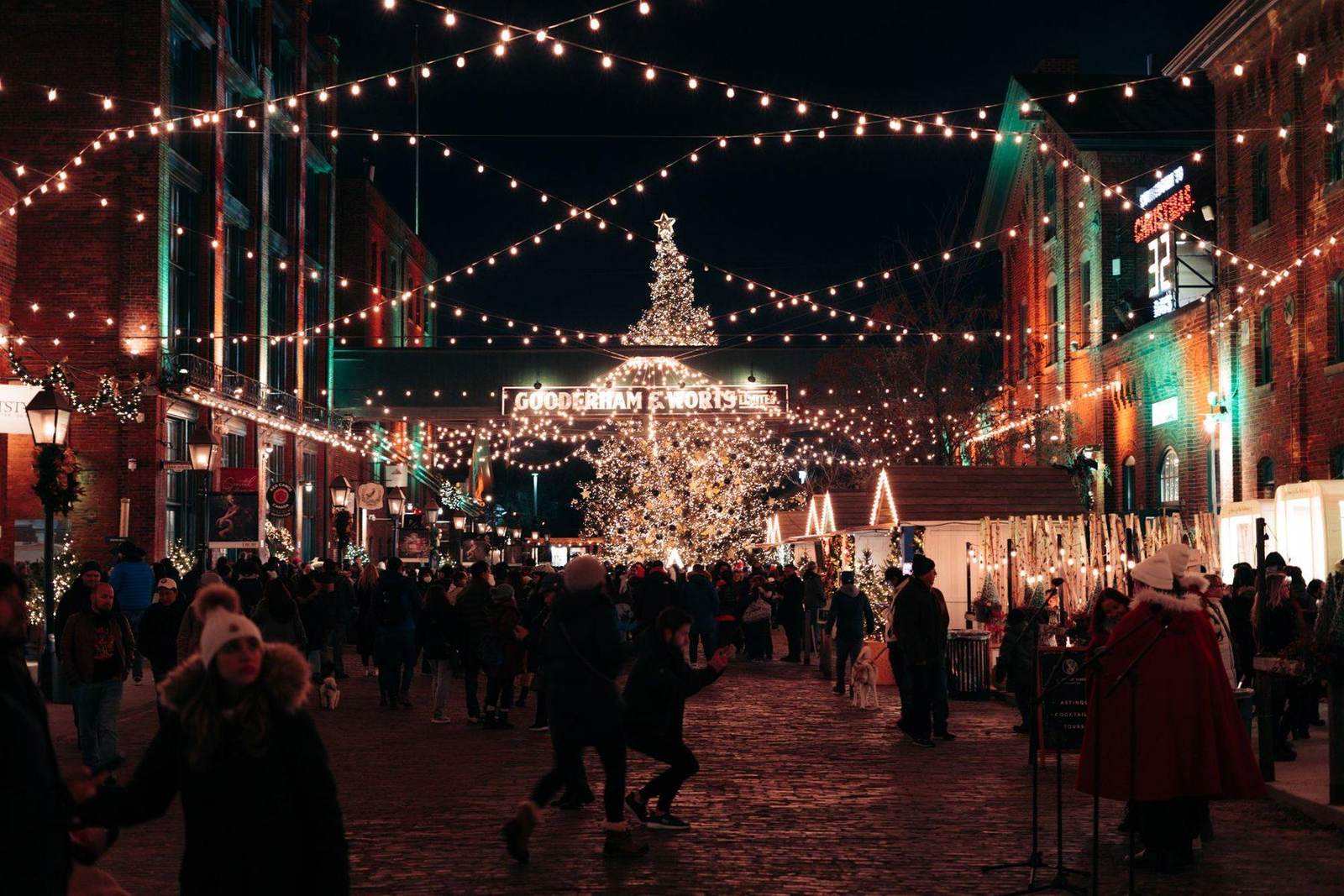Menschen auf dem Weihnachtsmarkt am Abend