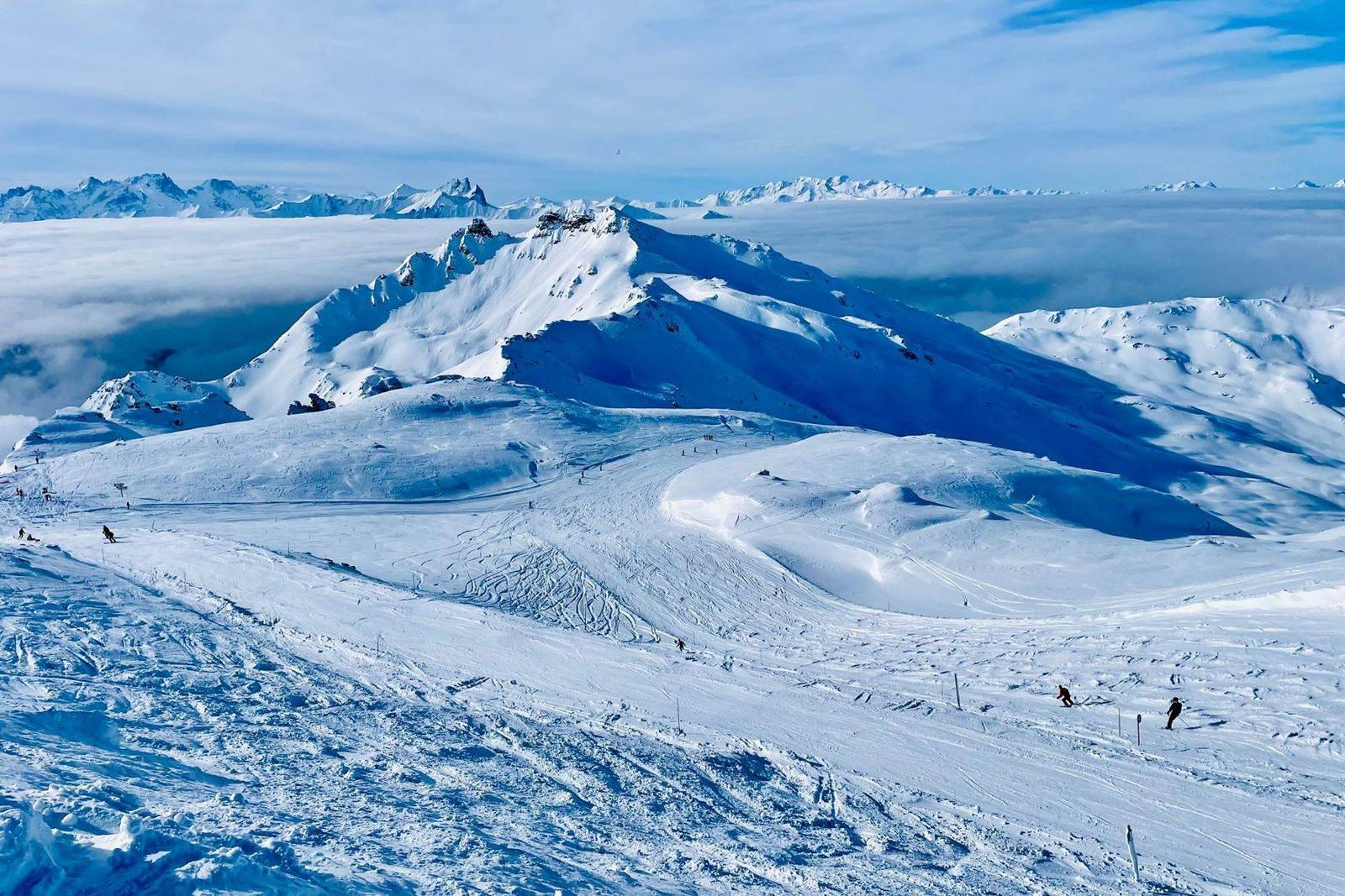 Bergstation mit Sonnenterrasse über dem Nebelmeer