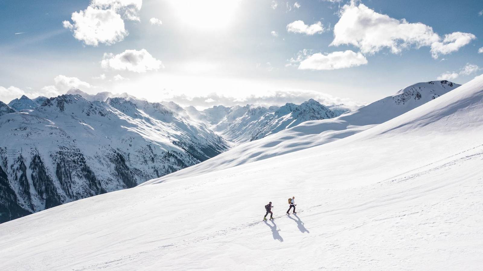 Zwei Tourengänger im Neuschnee