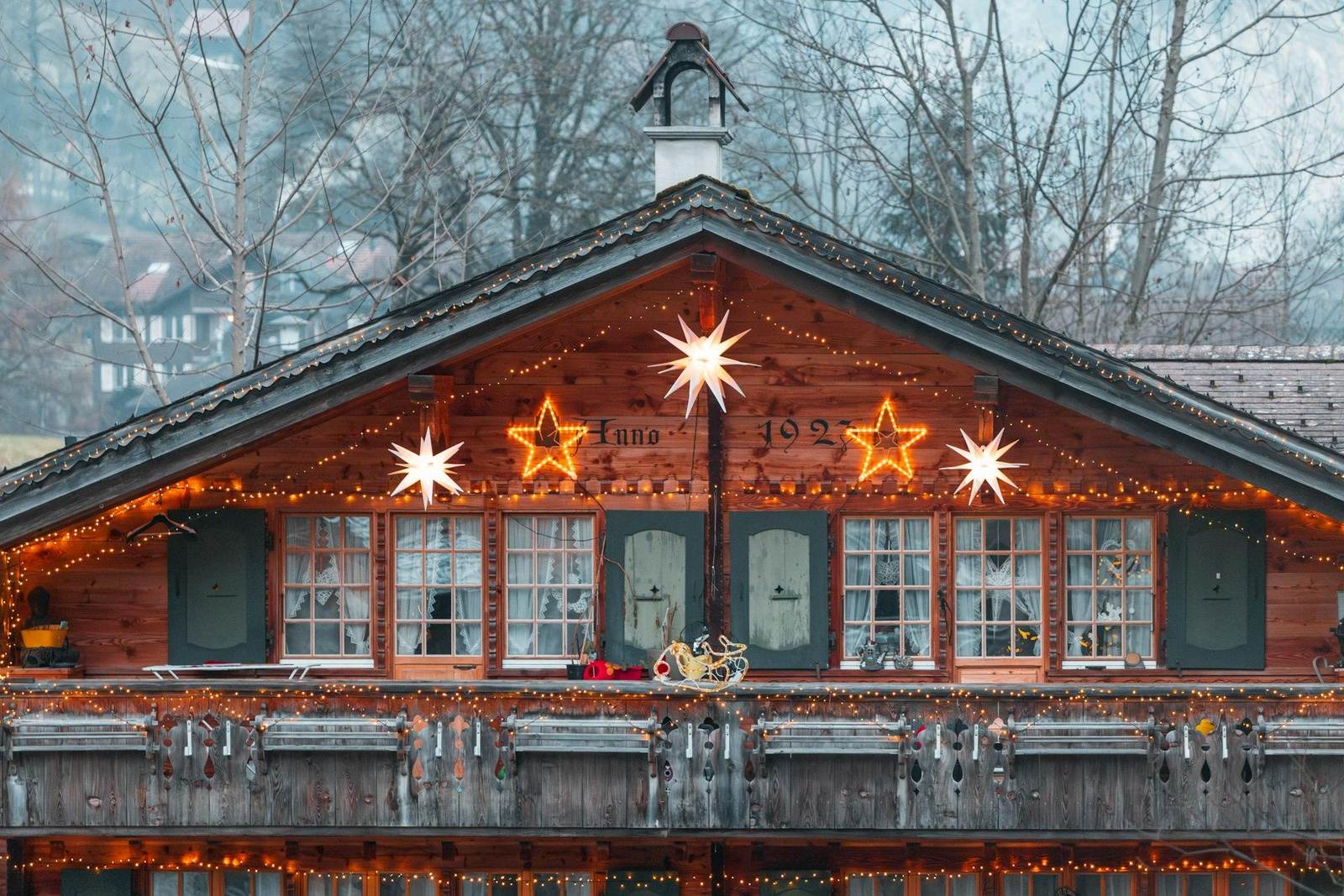 Holzchalet mit leuchtenden Sternen im Advent