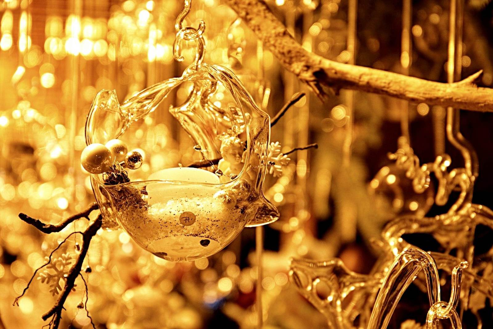 Goldene Christbaumkugeln