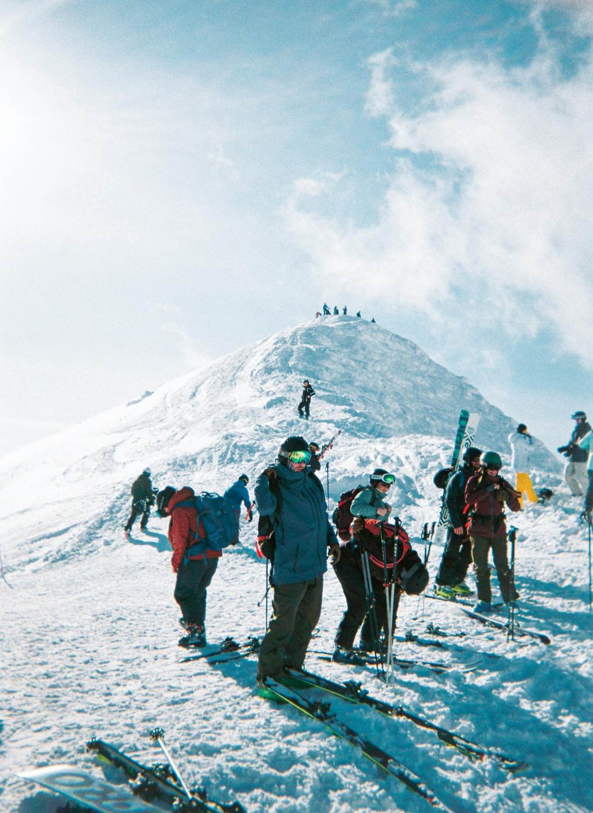 Eine Seilschaft steigt einen verschneiten Gipfel hinauf