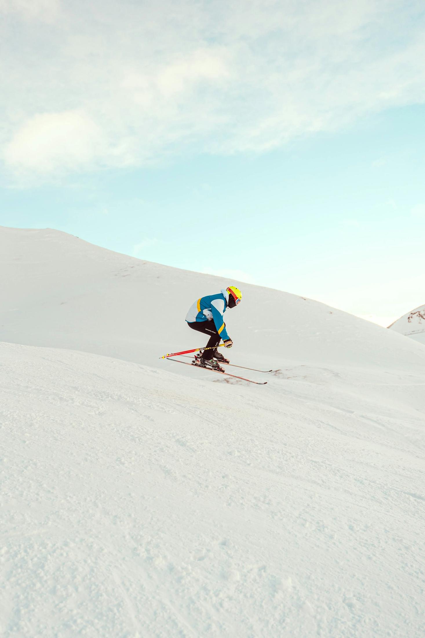 Skifahrer auf weiter Schneefläche