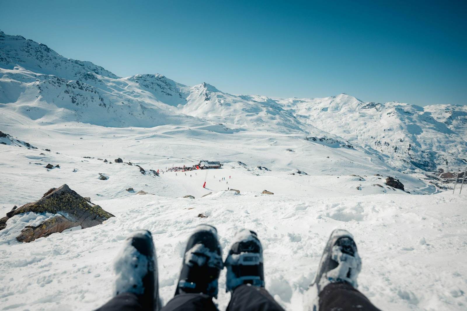 Skischuhe im Schnee mit Bergpanorama