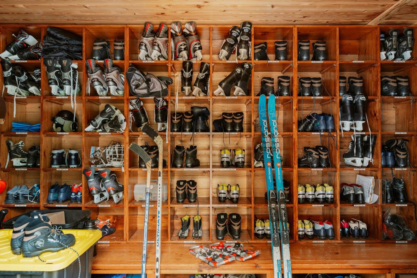 Eine Wand voller Skischuhe im Verleih