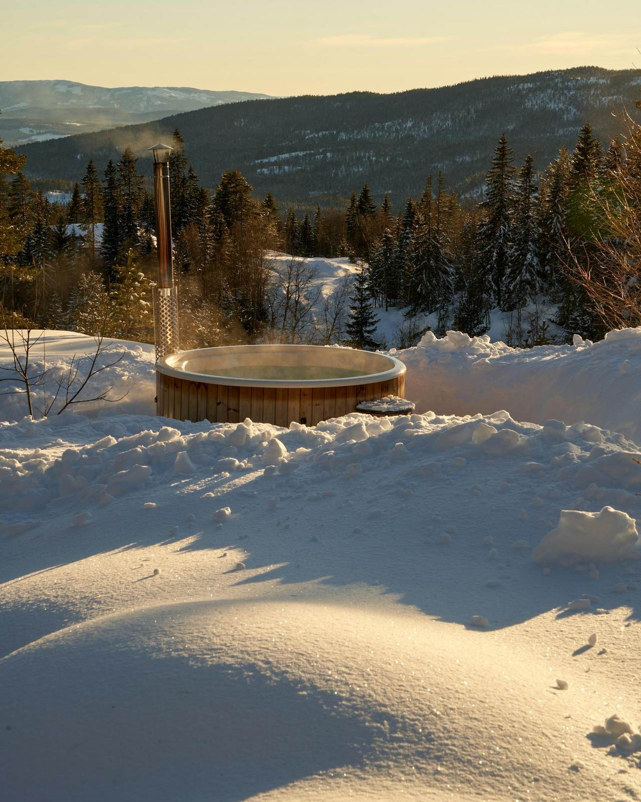 Hot Tub aus Holz im Schnee